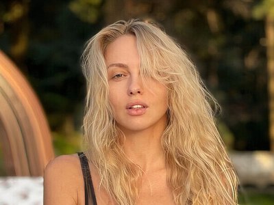 Полякову, яка не часто показує чоловіка, зафіксували за кордоном з іншим. Хто він?