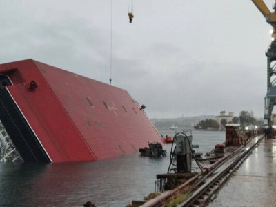 Власника плавкрану, який затонув у Севастополі, зобов'язали прибрати його до кінця квітня 2026 року