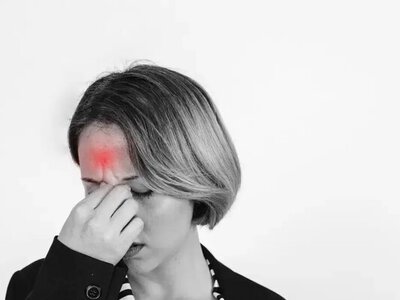 Жінка позбулася 10-річної хронічної мігрені, виключивши зі свого раціону один інгредієнт