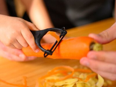 Які овочі та фрукти краще не чистити: їхня шкірка містить купу вітамінів та інших корисних речовин