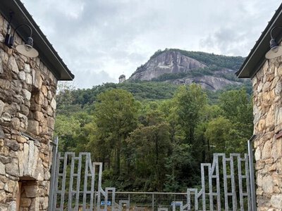 Чімні-Рок через рік після урагану: Північна Кароліна відновлює символ своєї природи (Фото)