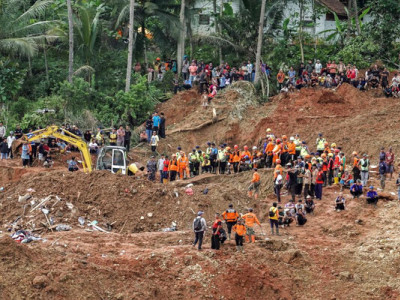 Трагедія в Індонезії: через дощі під землю провалилися десятки будинків, є загиблі