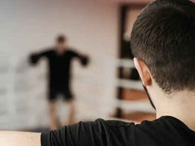 Колишній олімпійський тренер заперечує 19 сексуальних злочинів: суд відкладають до 2028 року