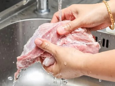 Чому не можна мити сире м’ясо: ризик, про який більшість не здогадується 