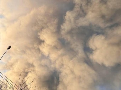 Дим над Львовом: ворог влучив у цивільний склад, горять шини. ФОТО