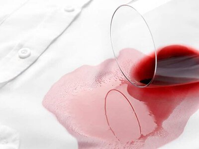 Як відіпрати складні плями: поради для жиру, крові, чаю та косметики