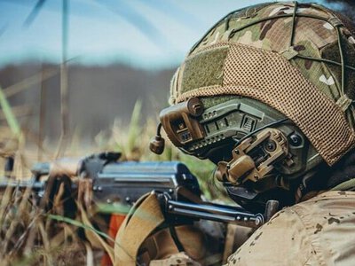 На коліна, будь ласка!. Американський доброволець ввічливо взяв у полон окупантів. Відео