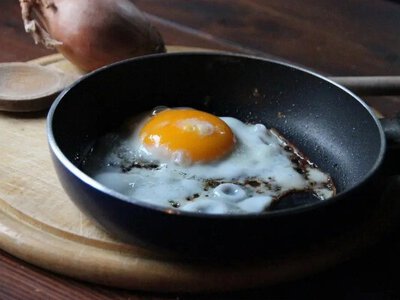 Що робити, щоби їжа не прилипала до сковороди — секретний прийом, який працює 