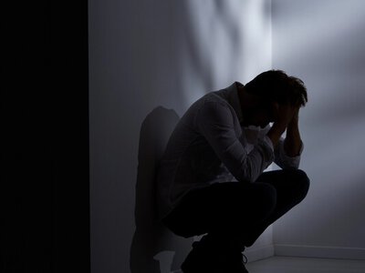 Нічне користування телефоном може підвищувати ризик суїцидальних думок — дослідження