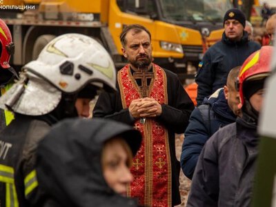 І коли сьогодні мене питають «де твій Бог»?  Я відповідаю: він страждає з моїм народом… За правду! Як тоді…