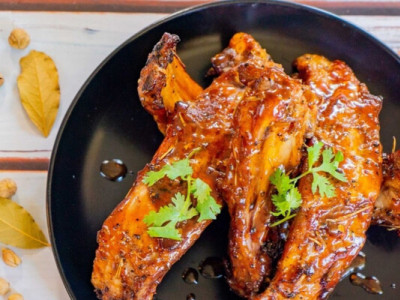 Тушковані свинячі ребра з медом та соєвим соусом