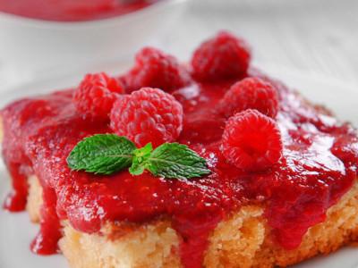 Змішуємо, випікаємо і готово: як приготувати ідеальний пиріг з малиновим варенням