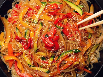 Як смачно готувати фунчозу: головні секрети скляної локшини