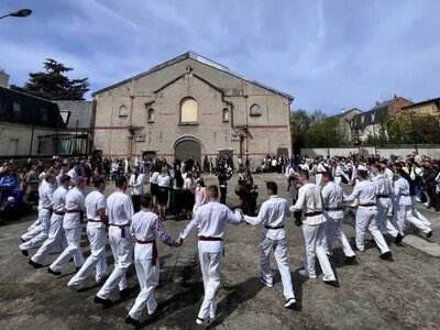 Українці продемонстрували у Парижі давній обрядовий танець (відео)