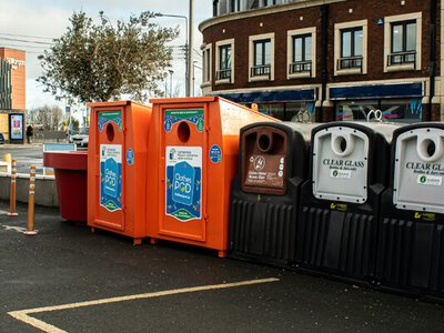 Куди зникає одяг з благодійних контейнерів в Ірландії: результати GPS-відстеження