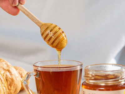 Чи можна додавати мед у гарячий чай: про це має знати кожен