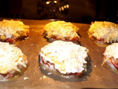 М’ясо під сирною подушкою — простий і соковитий рецепт на кожен день