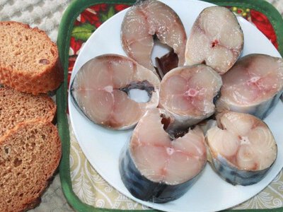 Як швидко й смачно засолити скумбрію: прості рецепти апетитної рибки