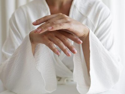 8 кремів для захисту, живлення та відновлення шкіри рук