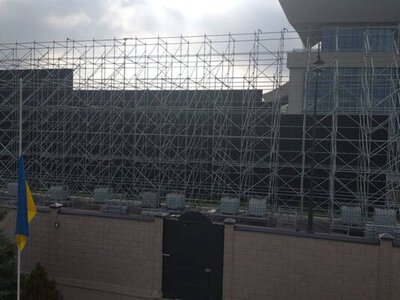 У Киргизстані перед візитом Путіна сховали прапор та посольство України за екраном