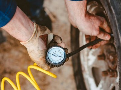 Яким має бути тиск у шинах авто насправді