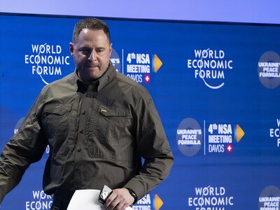 Мене нудить від того бруду. Єрмак заявив, що йде на фронт – New York Post