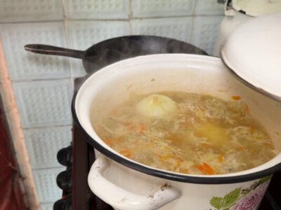 Давній рецепт, що не зник: у селі на Хмельниччині зберігають традицію приготування «засипаної капусти»