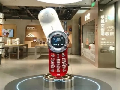 Легенда розміром з людину: Як у Китаї створили гігантську Motorola V70, здатну дзвонити