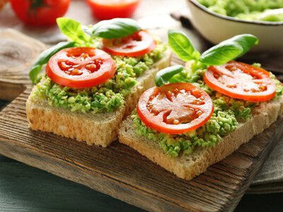 Тости з авокадо на сніданок: готуємо найпростіший перекус за 5 хв