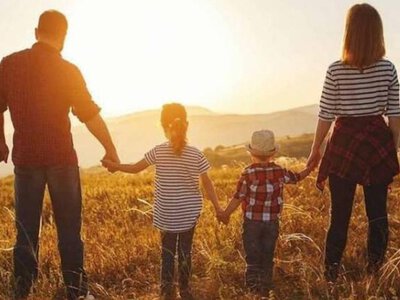 Виплати прийомним батькам стануть більше: скільки отримуватимуть