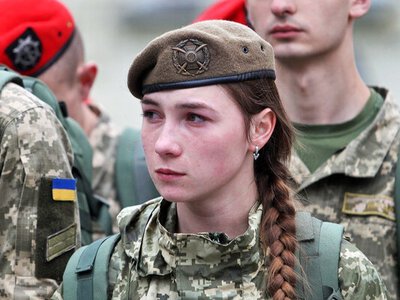 Материнство як фактор обмеження служби для жінок