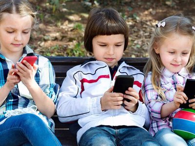 Європа хоче заборонити смарфони дітям до 15 років