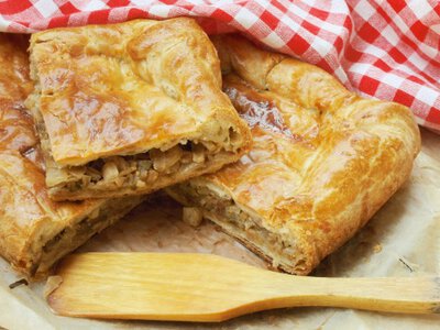 Усього 30 хвилин. Рецепт смачної несолодкої шарлотки з капустою