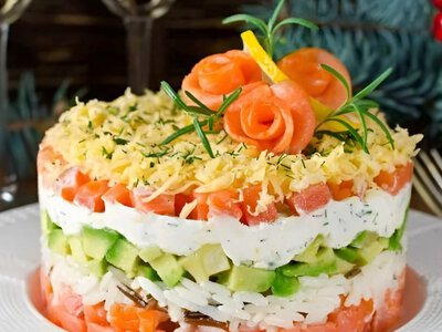 Новорічний салат з сьомгою - справжня окраса святкового столу: як його приготувати