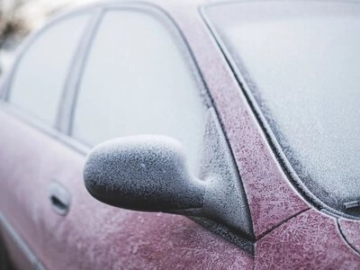 Ці хитрощі допоможуть розморозити лобове скло за лічені хвилини