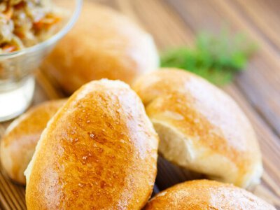 Пиріжки із квашеною капустою й картоплею. Рецепт на 30 штук