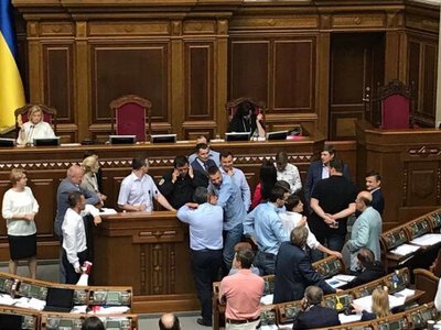 «Євросолідарність» заблокувала трибуну Ради та вимагала відставки уряду