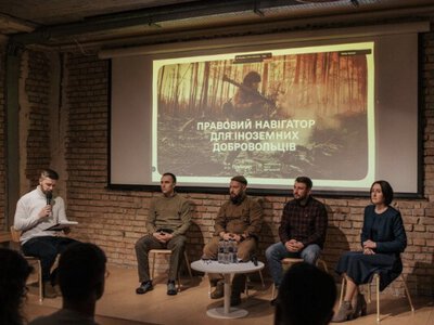 Для іноземних добровольців у Силах оборони розробили “Правовий навігатор”: що він може
