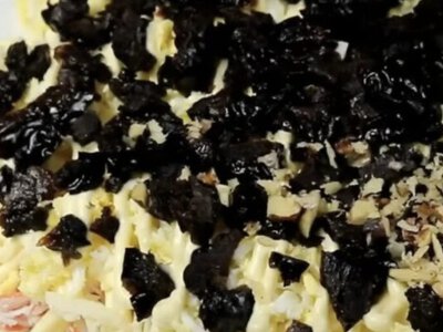 Крабовий салат із чорносливом: простий спосіб оновити новорічну класику