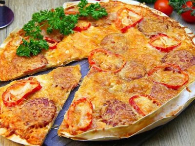 Піца, що тане у роті: секрет домашньої страви на хрусткому лаваші