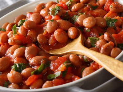 Готуємо ніжну квасолю в томаті за найпростішим рецептом