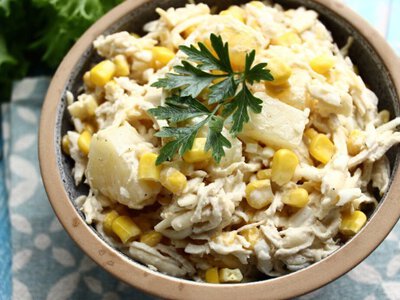 Святковий салат, що підкорює всіх: курка й ананаси в королівському поєднанні