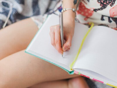 Терапія на сторінках: як щоденник спогадів повертає вам себе