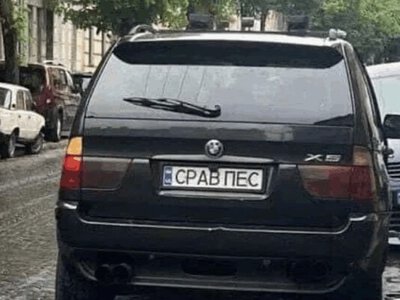 Іменні номерні знаки не діють за кордоном: водіям нагадали про важливе правило