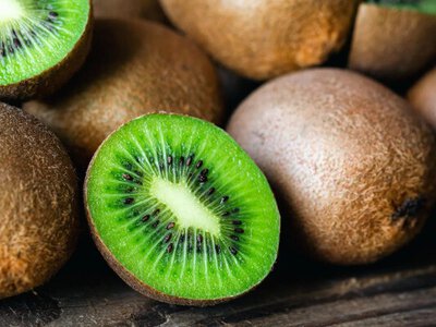 Забудьте про безсоння: чому експерти радять їсти два ківі саме перед сном