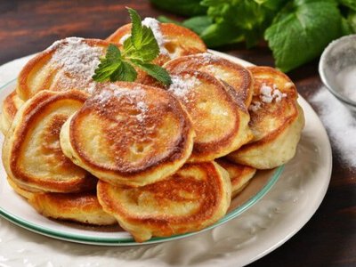 Повітряні та ароматні: готуємо сирні оладки, які ідеально смакують зі сметаною