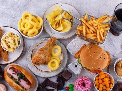 Їжа, що залипає на талії: список продуктів, які краще виключити з раціону