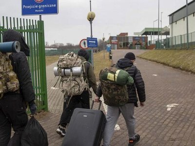 Українці масово виїжджають за кордон: в НБУ назвали дві причини