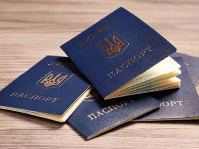 Чи потрібно міняти паспорт-книжечку на ID-картку і коли документ старого зразка втрачає чинність 