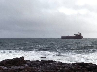 Погана погода завадила врятувати танкер РФ, уражений українським дроном (ВІДЕО)